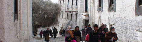 Tibetans in Shigatse (2012/02/17)